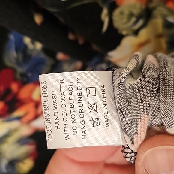 Womans Grace & Emma Peek A Boo Shoulder Floral Tunic Top. Size Large. - Picture 7 of 7